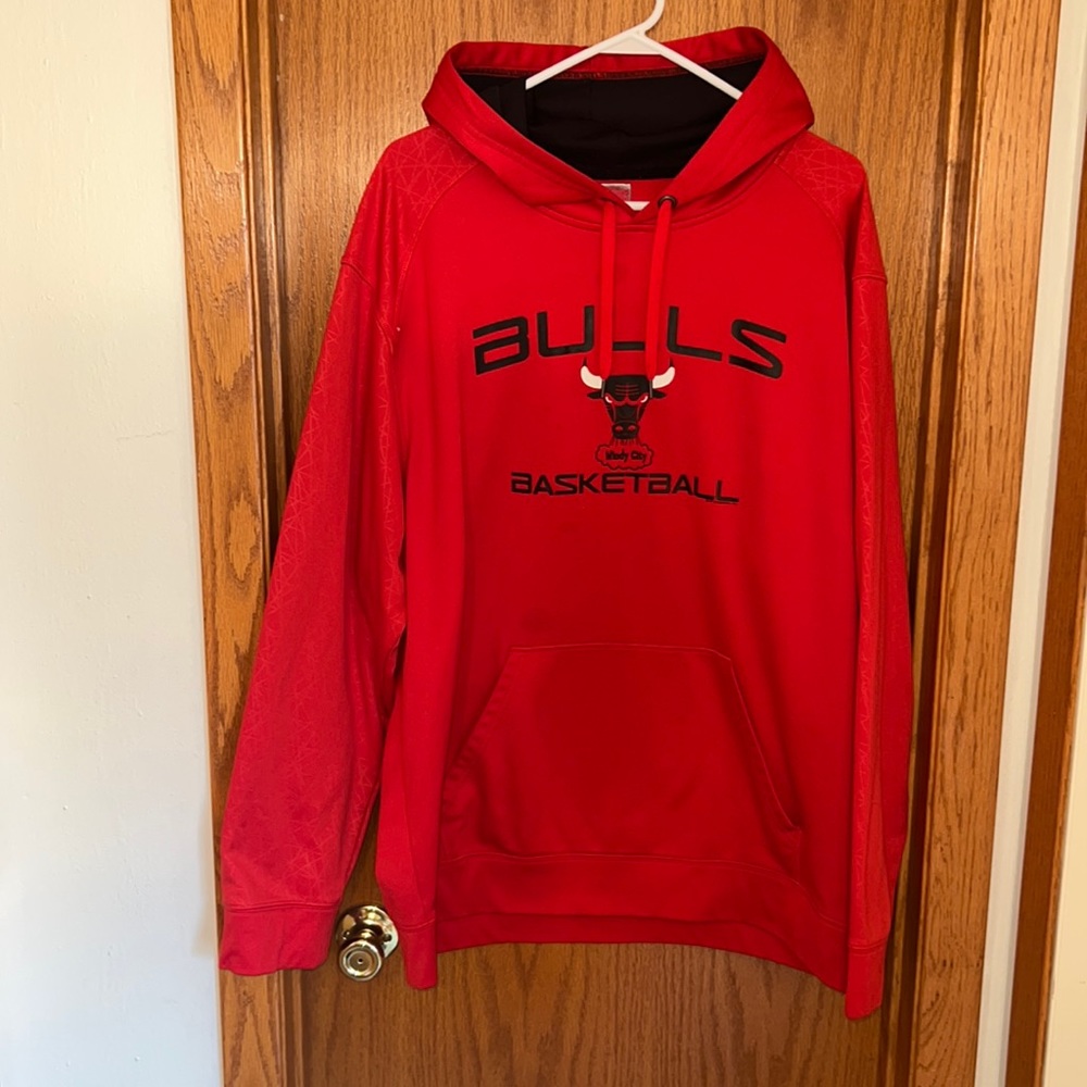Majestic Bulls NBA men’s 2 XL red hooded sweatshirt